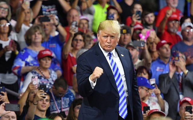 O presidente dos EUA, Donald Trump, em discurso no Charleston Civic Center, em Charleston. (Foto: AFP/Mandel Ngan)
