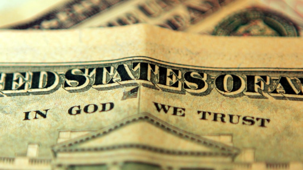 Frase "In God We Trust" é impressa nas cédulas de dólar. (Foto: CBS)
