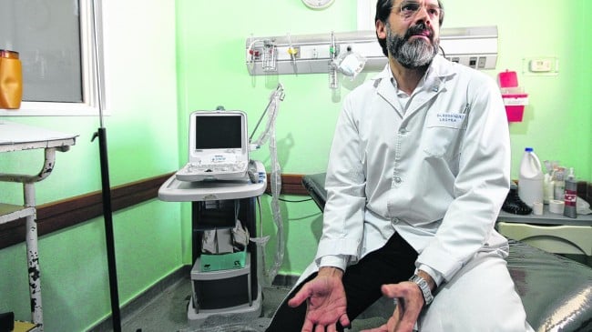O médico Leandro Lastra se recusou a abortar mulher cinco meses de gestação. (Foto: Río Negro)