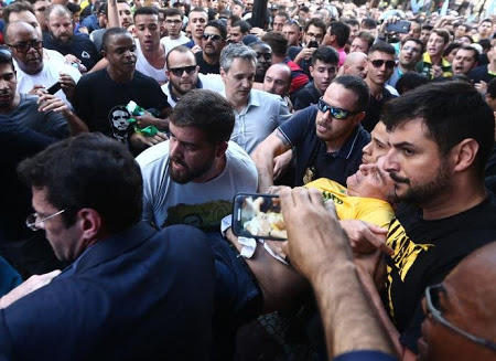 Bolsonaro estava usando um colete à prova de balas e por isso sofreu apenas um ferimento superficial. (Foto: Reprodução).