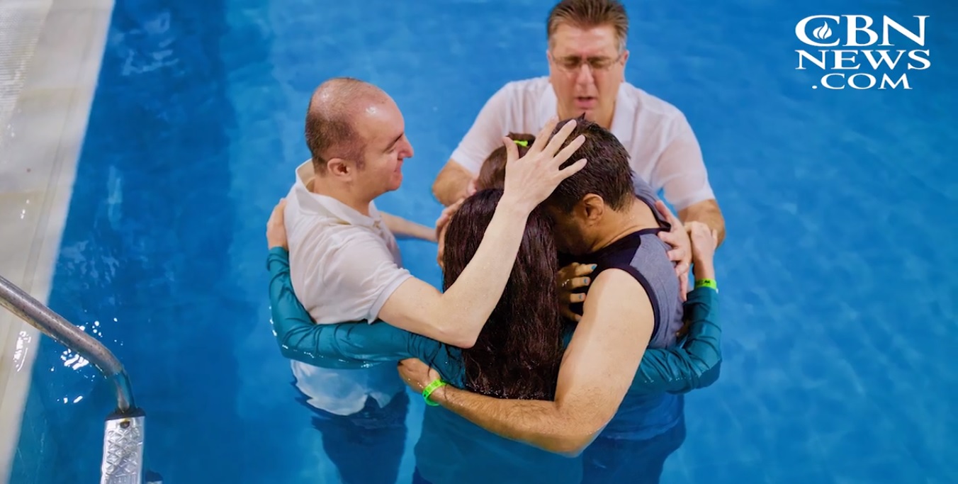 Imagem ilustrativa. Pastor batiza família iraniana, em meio a perseguição no país. (Foto: CBN News)