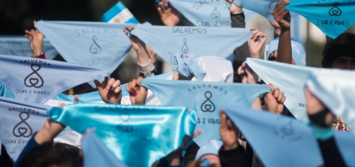 A Marcha é marcada pelo slogan “salvemos as duas vidas”, usado nos protestos da Argentina. (Foto: Reprodução)