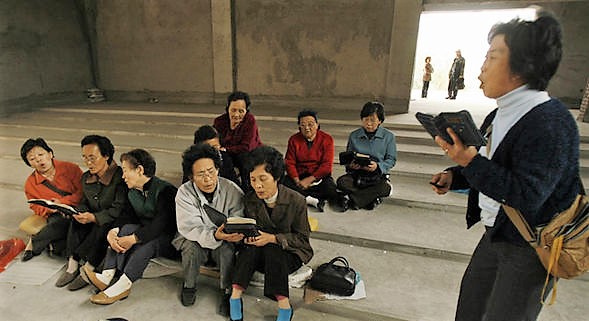 Na Coreia do Norte, os cidadãos são proibidos até mesmo de ter uma Bíblia ou manter amizade com algum cristão. (Foto: Express)