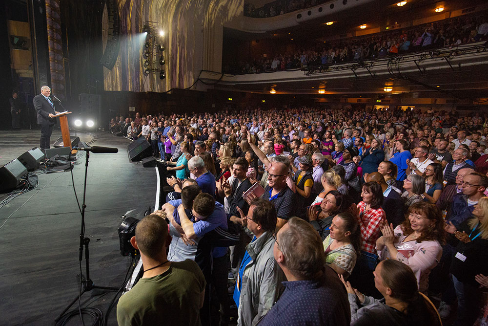 Franklin Graham falando aos novos convertidos no evento, após meses de oposição em Blackpool, na Inglaterra. (Foto: Associação Evangelística Billy Graham)