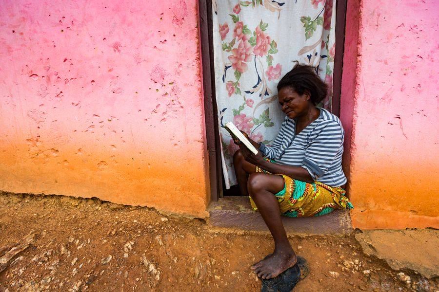 Mulher lendo a Bíblia. Mais de 1,5 bilhão de pessoas ainda não têm a Bíblia em seu idioma. (Foto: Wycliffe Bible Translators)