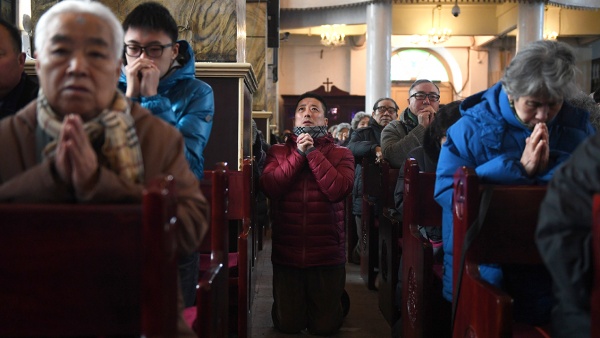 Cristãos participam de culto na China. (Foto: Greg Baker/AFP)