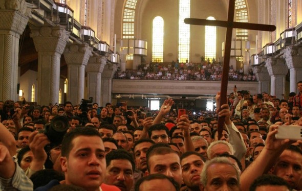 Centenas se reúnem em igreja e lamentam a decapitação de quatro cristãos no Egito. (Foto: Reprodução)