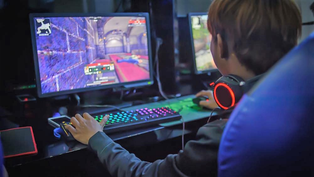Crianças estão tendo acesso cada vez mais facilitado a jogos com nudez e que promove a violência. (Foto: CBN News)