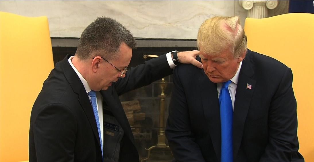 Pastor Andrew Brunson (esquerda) ora pelo presidente dos EUA, Donald Trump. (Imagem: CNN)