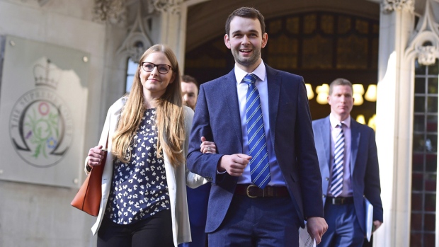 Daniel e Amy McArthur, proprietários da confeitaria Ashers, saindo do Supremo Tribunal em Londres. (Foto: Victoria Jones/AP)