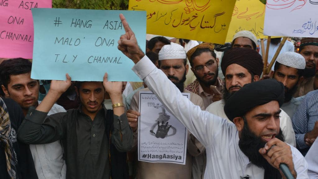 Muçulmanos pedem o enforcamento de Asia Bibi. (Foto: Herald Sun)
