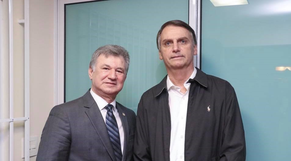 Pastor José Wellington Jr. (à esquerda) visitou a casa de Jair Bolsonaro (à direita) para declarar o apoio oficial da CGADB ao candidato do PSL no segundo turno das eleições (Foto: CGADB)