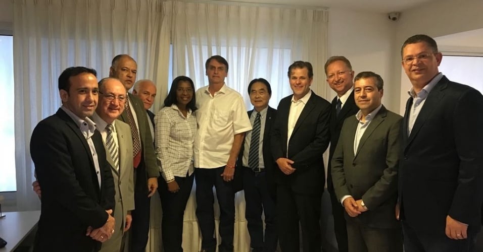 Jair Bolsonaro (PSL) recebeu deputados da frente evangélica em sua casa no Rio. (Foto: Divulgação)