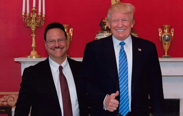 Pastor Mario Bramnick ao lado do presidente dos Estados Unidos, Donald Trump. (Foto: Reprodução)