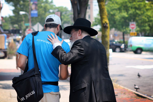 Judeus em todos os lugares estão compartilhando sua fé em Jesus, segundo autor. (Foto: Jews for Jesus)