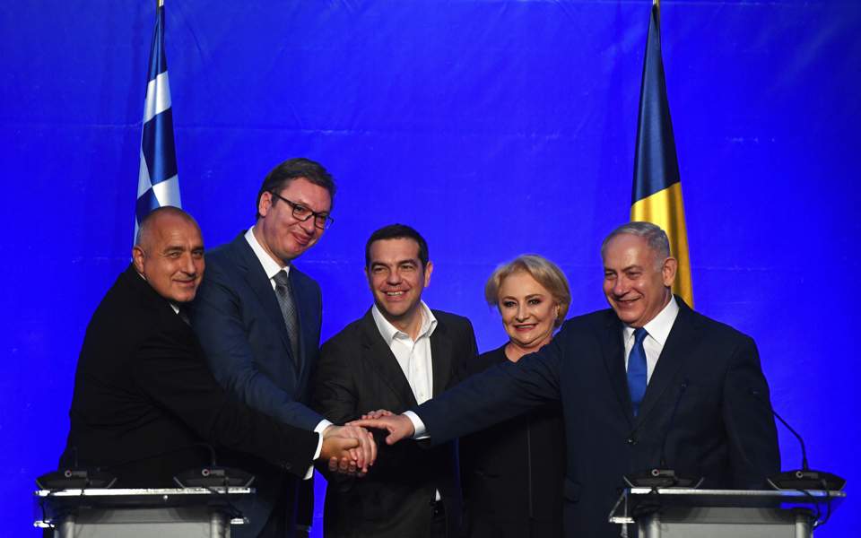 Primeiro-ministro Benjamin Netanyahu (direita) com os líderes da Bulgária, Sérvia, Grécia e Romênia em Varna. (Foto: EPA)
