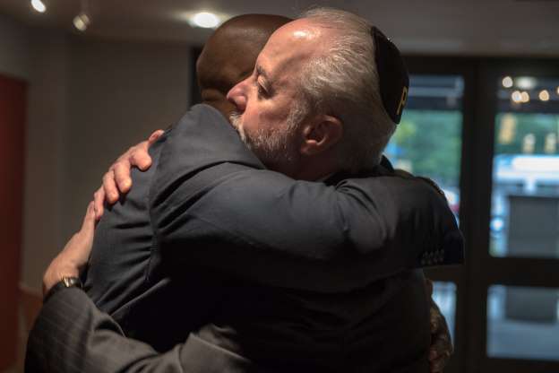 O Rev. Eric S.C. Manning em abraço com o Rabino Jeffrey Myers, em Pittsburgh. (Foto: Hilary Swift/New York Times)