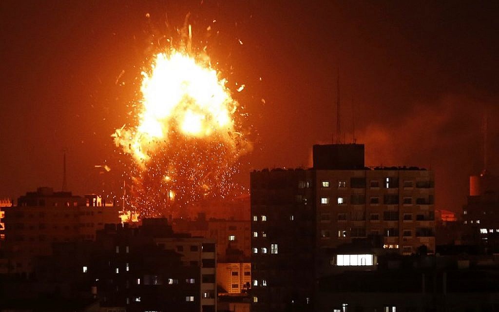 Bola de fogo sobre o prédio que abriga a TV Al-Aqsa, controlada pelo Hamas, na Faixa de Gaza. (Foto: Mahmud Hams/AFP)