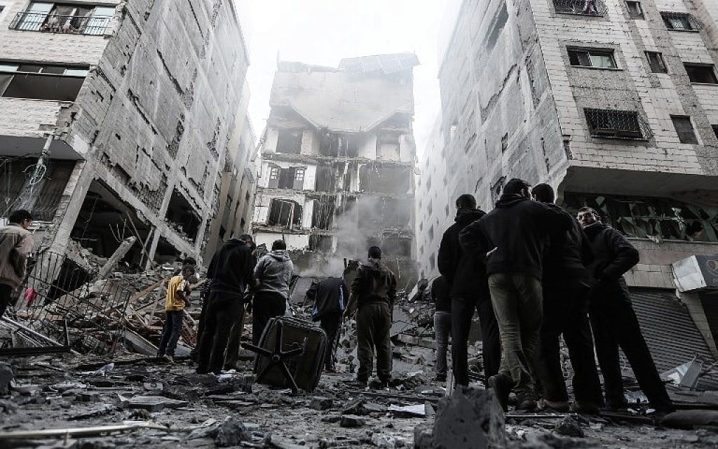 Escombros de um prédio na cidade de Gaza, após um ataque aéreo israelense. (Foto: Mahmud Hams/AFP)