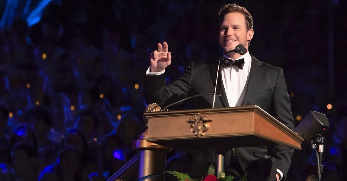 Chris Pratt foi convidado para ler a Bíblia e fez uma breve reflexão no evento anual de natal da Disneylândia. (Foto: The Park Insider)