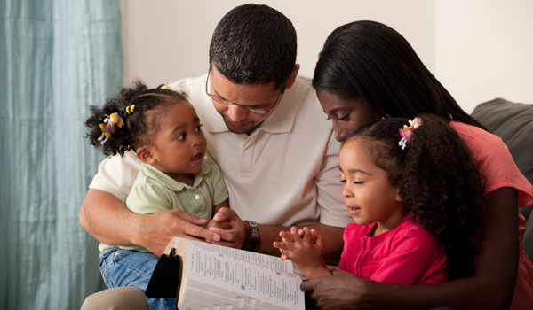 Deus está chamando os pais a assumirem um compromisso maior com Ele de ministrar a vida espiritual de seus filhos. (Foto: Getty)