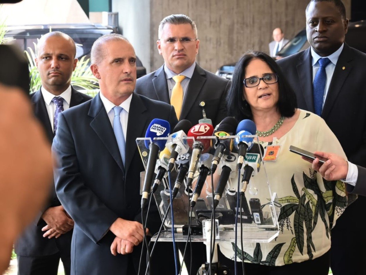 Damares Alves em pronunciamento à imprensa após ser nomeada para o Ministério dos Direitos Humanos. (Foto: Rafael Carvalho/Governo de Transição)