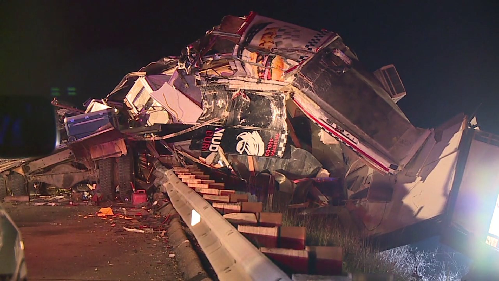 Os dois saíram do veículo poucos segundos antes de ser totalmente destruído. (Foto: Reprodução/Fox 8)
