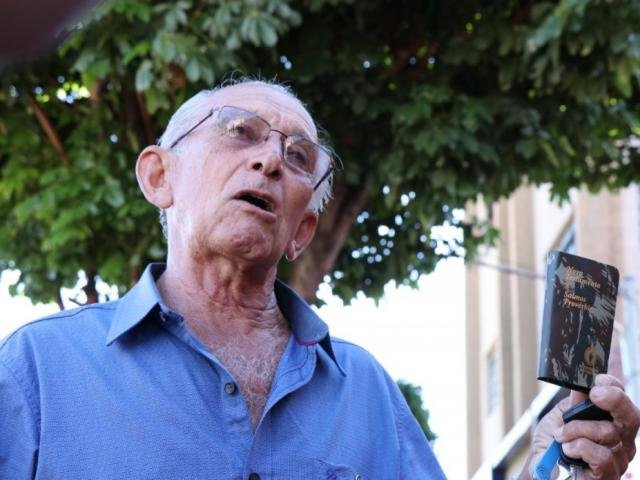 Sr. José dos Santos é militar aposentado e há cinco anos distribui Bíblias com o ministério dos Gideões Internacionais. (Foto: Henrique Kawaminami - Campo Grande News)