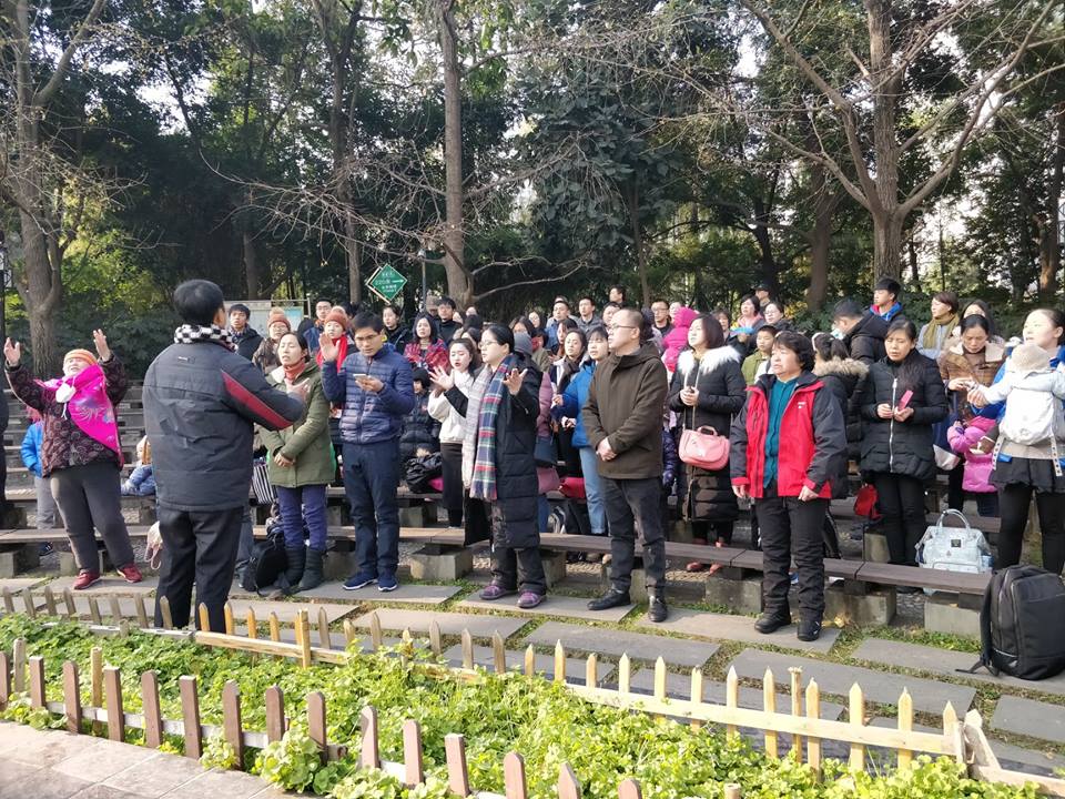 Membros da Igreja Early Rain Covenant durante culto em praça pública na China. (Foto: Pray for Early Rain Covenant Church)