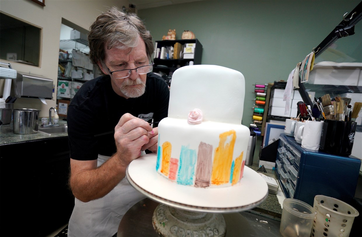Confeiteiro Jack Phillips decora um bolo em sua loja, Masterpiece Cakeshop, em Colorado. (Foto: Rick Wilking/Reuters)