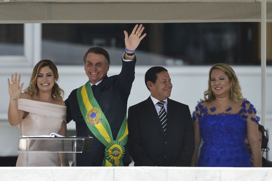 Presidente Jair Bolsonaro, saúda o público depois de receber a faixa presidencial de Michel Temer, no parlatório do Palácio do Planalto. (Foto: Marcelo Camargo/Agência Brasil)