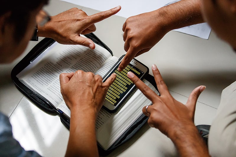 Apenas 2% das pessoas surdas ao redor do mundo têm acesso aos Evangelhos na língua de sinais. (Foto: Wycliffe Bible Translators)
