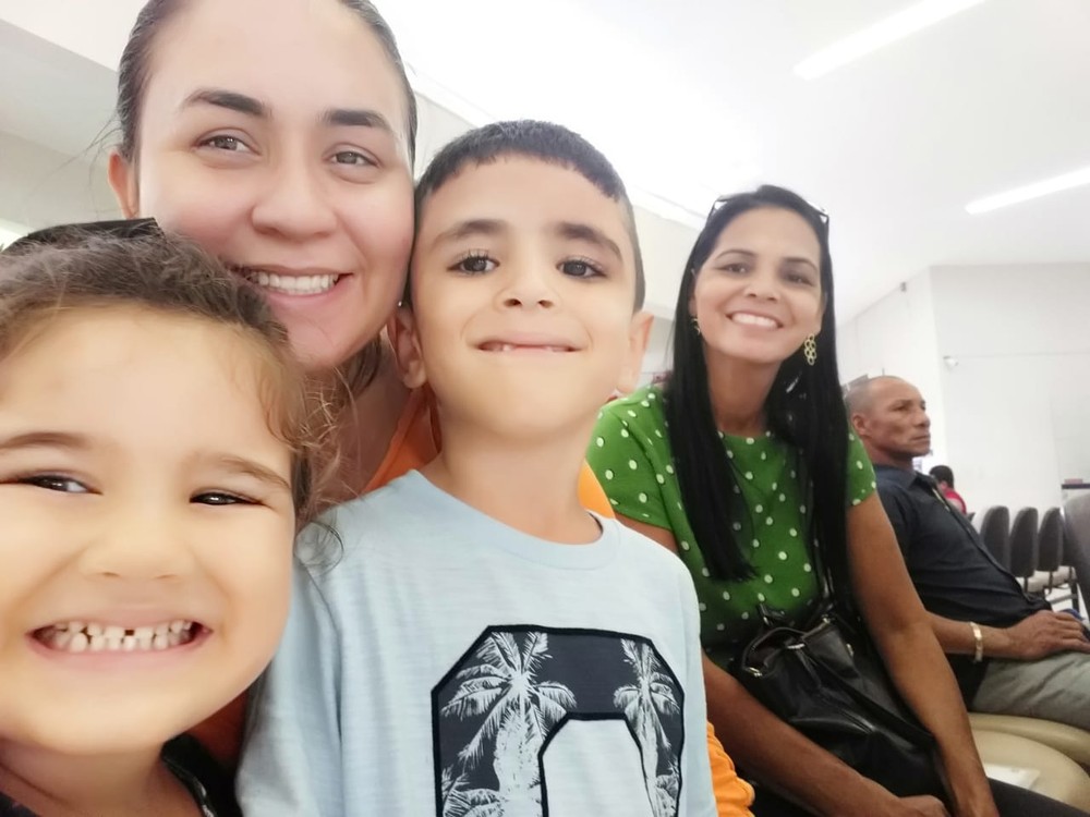 Família reunida na igreja para testemunhar o milagre na vida de Renan e Giovana. (Foto: Arquivo Pessoal/Thayane Maia)