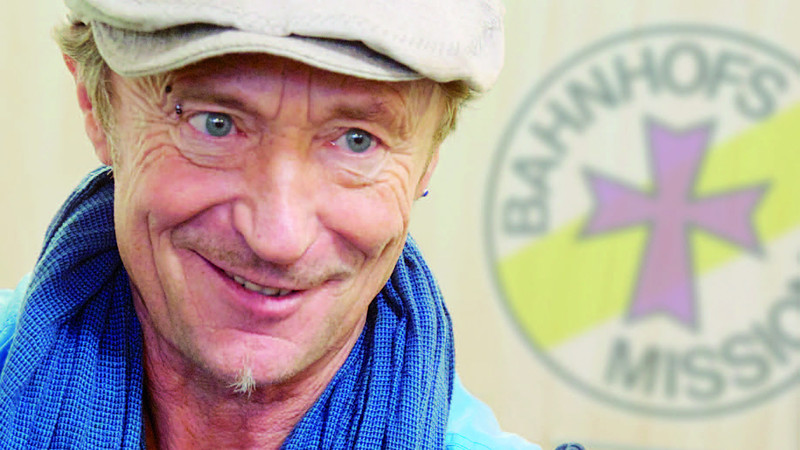 “Lobista dos desabrigados”, missionário Dieter Puhl trabalha há 10 anos ajudando moradores de rua em estação de trem em Berlim.  (Foto: Reprodução/EKBO).