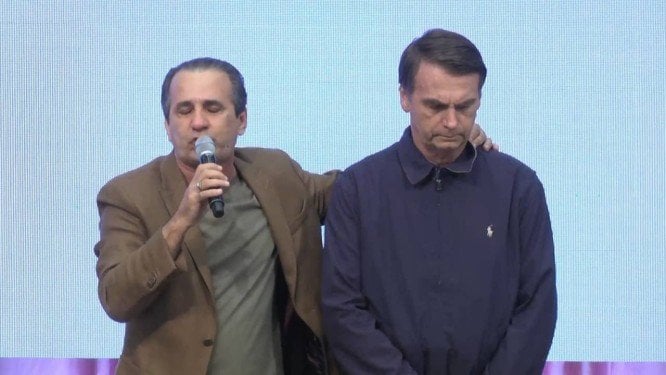 Jair Bolsonaro recebe oração e apoio de Silas Malafaia durante campanha eleitoral. (Foto: Reprodução/YouTube)