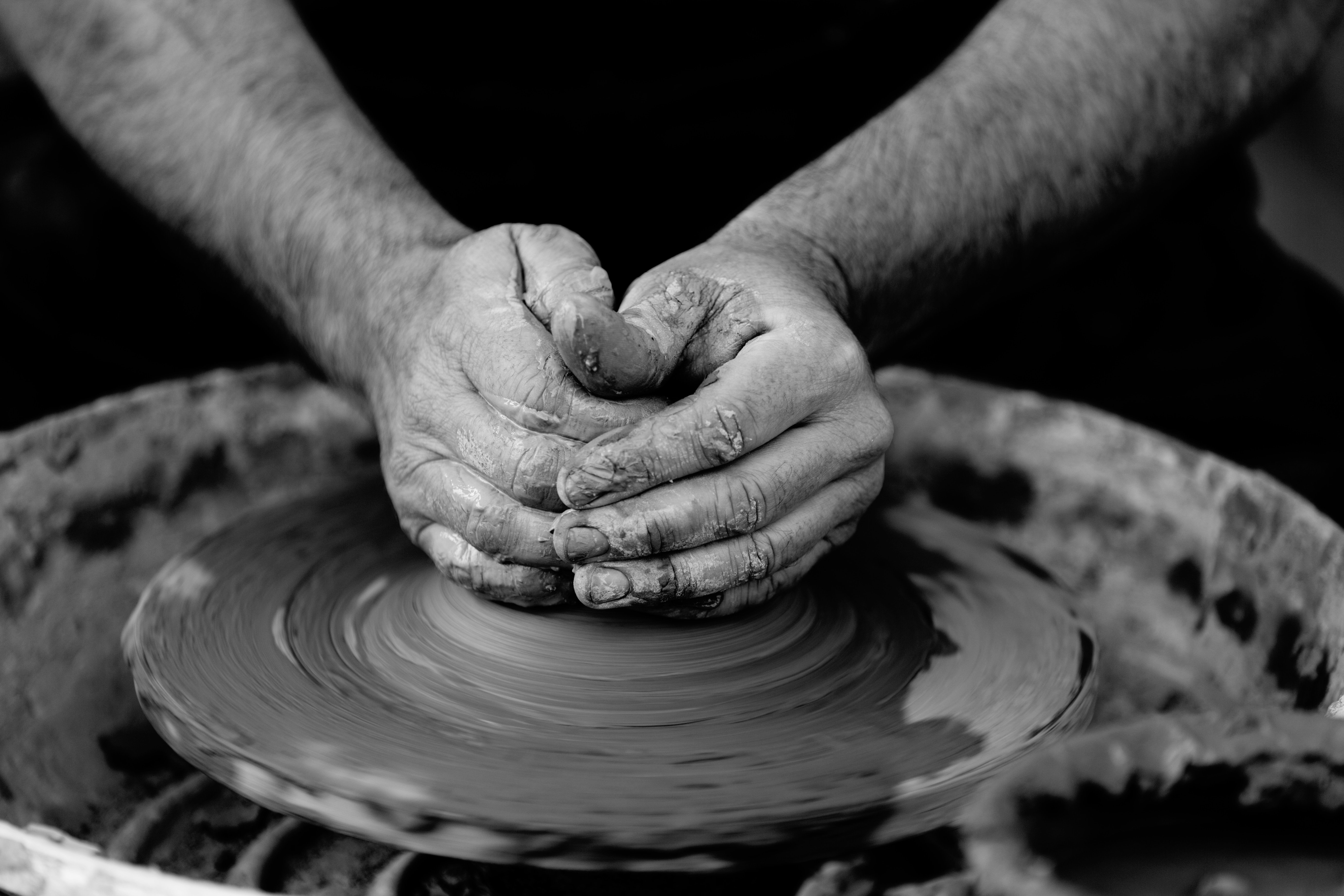 Oleiro trabalha o vaso. (Quino Al/Unsplash)