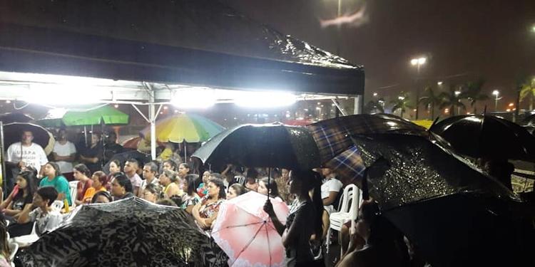 Igreja em Praia Grande foi destruída por temporal faz culto embaixo de chuva (Foto: Arquivo Pessoal/Wellington Souza)