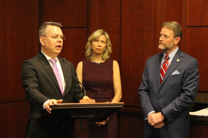Pastor Andrew Brunson em discurso no Capitólio dos Estados Unidos, ao lado de sua esposa, Norine. (Foto: USCIRF)