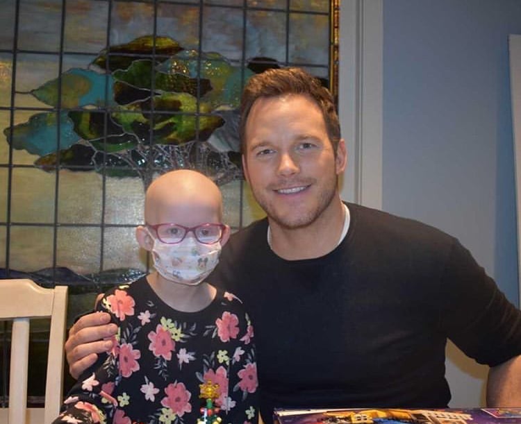 O ator Chris Pratt ao lado de Paige, uma menina com o sistema imunológico comprometido. (Foto: Reprodução/Instagram)
