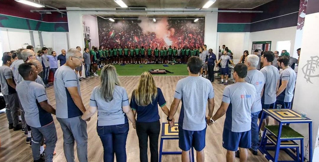 Fluminense faz círculo de oração pelas vítimas do incêndio no CT do Flamengo. (Foto: Twitter/Esporte Interativo)
