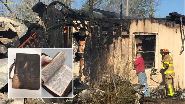 A Bíblia sobreviveu a um incêndio devastador em uma casa, levando o bombeiro às lágrimas. (Foto: Fox News)