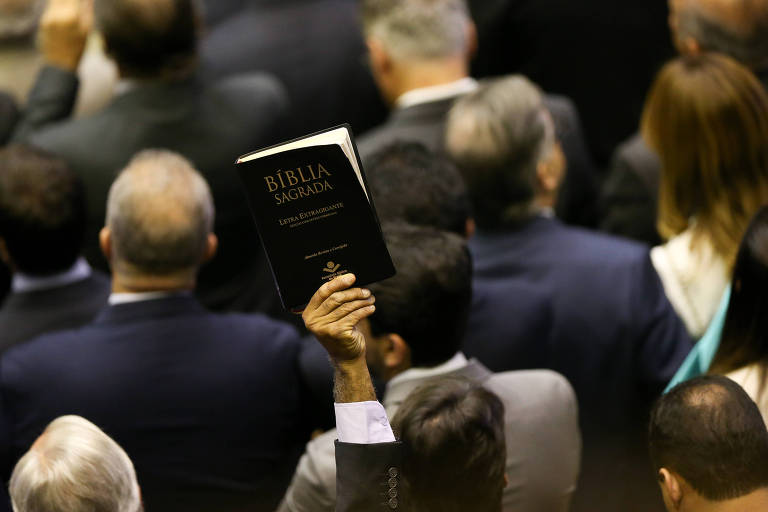 Deputado Pastor Sargento Isidório ergue Bíblia durante sessão solene de abertura dos trabalhos do Congresso. (Foto: Pedro Ladeira/Folhapress)