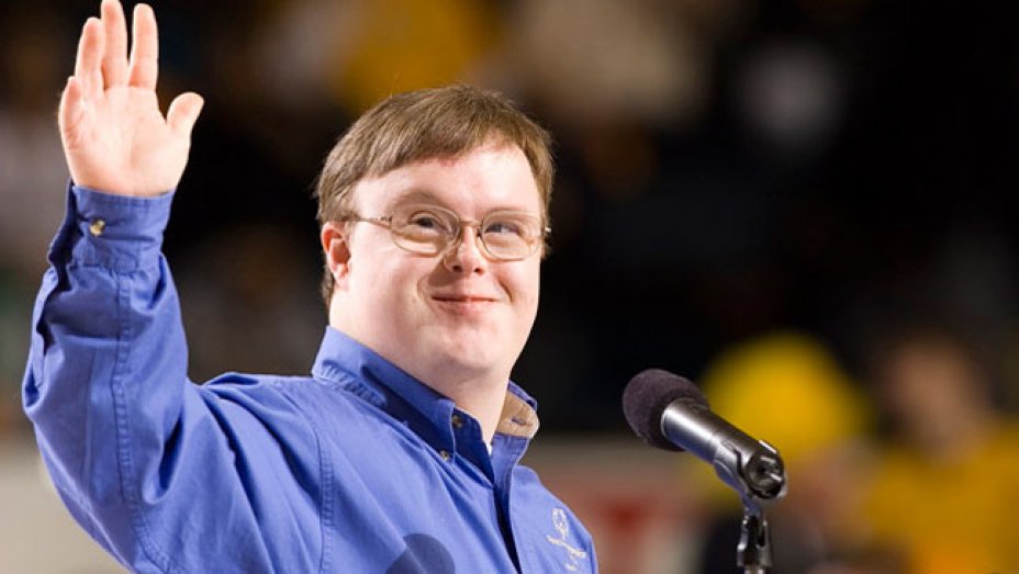 Frank Stephens tem síndrome de Down e se tornou uma voz poderosa contra o aborto, em todo o mundo. (Foto: Daily Wire)