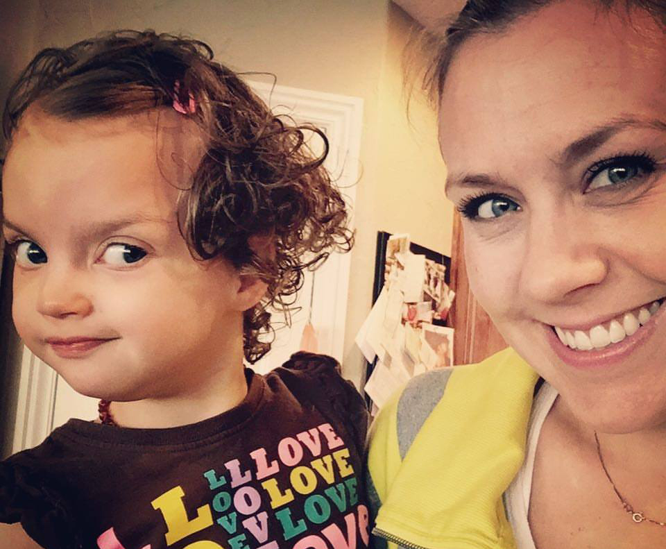 Carissa Beard Corson e sua filha, Ava, que foi diagnosticada com a Síndrome de Wolf-Hirschhorn. (Foto: Arquivo pessoal)