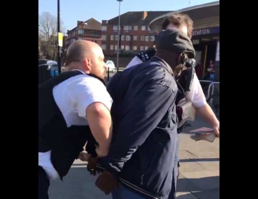 Pregador cristão preso por pregar a palavra de Deus na porta do metrô de Londres. (Foto: Reprodução/Twitter)