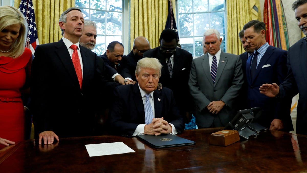 Líderes religiosos oram pelo presidente dos EUA, Donald Trump, no Salão Oval da Casa Branca. (Foto: Reuters/Kevin Lamarque)