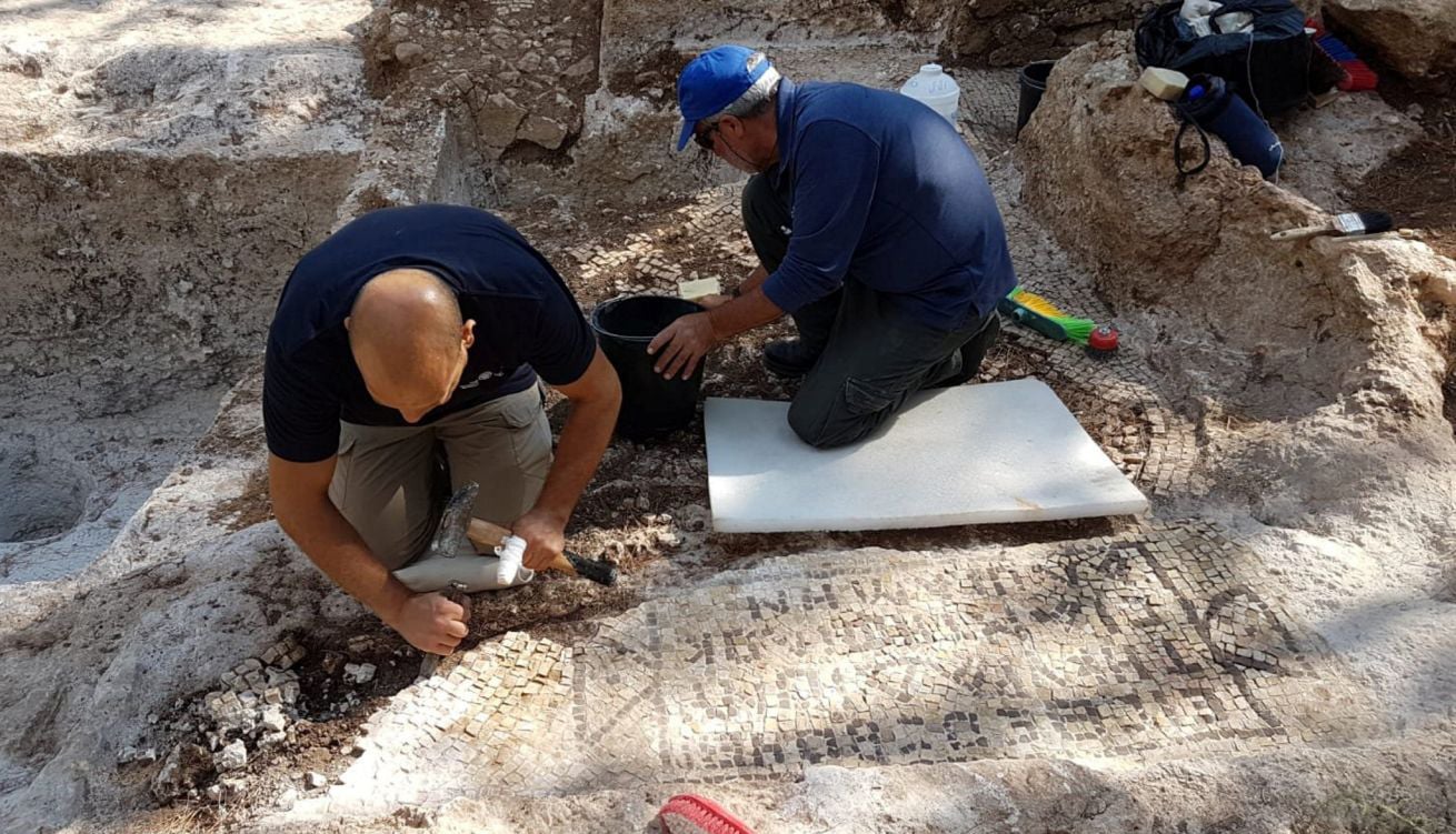 Arqueólogos encontram mosaico no lagar samaritano. (Foto: Raleb Abu Diab/Autoridade de Antiguidades de Israel)