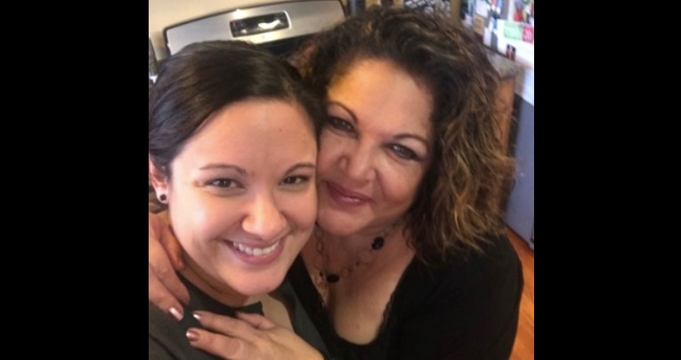 Deanna Mckeehan (direita) e sua filha mais velha, já com 30 anos. (Foto: Pinterest)