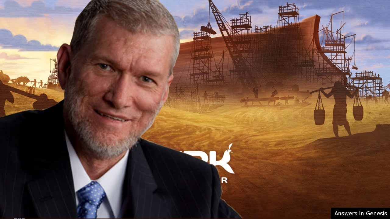 Ken Ham e ao fundo réplica em tamanho natural da Arca da Aliança. (Foto: Reprodução/YouTube)