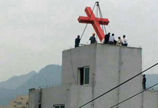 Cruz sendo retirada do topo do prédio da Igreja Cristã de Chengdong (Foto: Reprodução/ChinaAid)